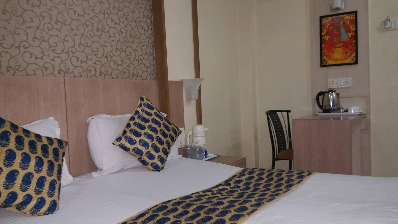 Hotel Panchratna Panvel Bagian luar foto